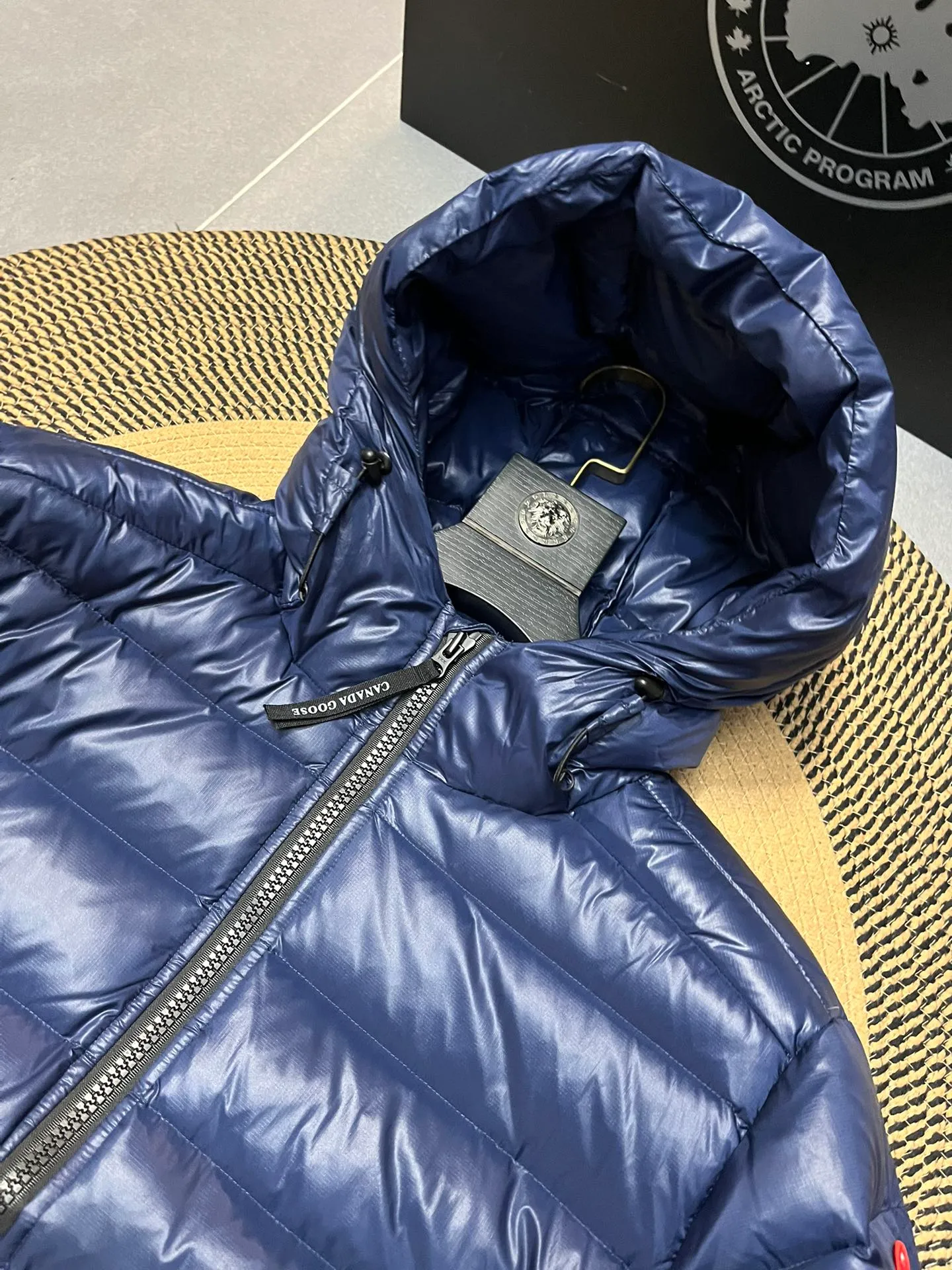 P940 Top 🔥purchase version 𝘾𝘼𝙉𝘼𝘿𝘼 𝙂𝙊𝙊𝙎𝙀/Canada Goose 2227 thin and light style. It’s super lightweight and doesn’t feel any weight on your upper body at all! Show more temperament‼  Canada Goose, a Canadian brand, has always been recognized as the warmest down jacket. Various Instagram celebrities, Internet celebrities, and celebrities often wear it for street photos. I make Canada Goose every year, but I still can’t get rid of my love for the goose. No matter how cold the winter is, there is no need to be afraid. Canada Goose is the legendary warmest down jacket and is known as a must-have for Arctic outdoor sports! The most popular down jacket in the world, celebrities are rushing to buy it, it is a must-have! Size: S-2XL Color: silver gray (red label) silver gray (black label), black (red label), black (black label), dark blue